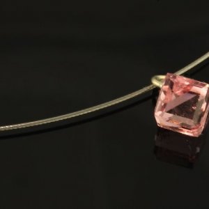 Lanko s príveskom kocky, farba: light rose