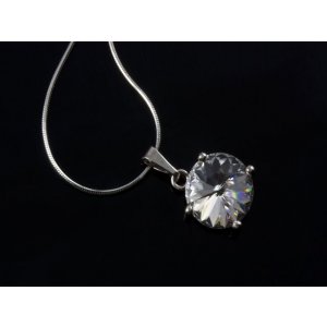 Strieborný náhrdelník s okrúhlym rivoli krištáľom Swarovski Elements; farba: crystal