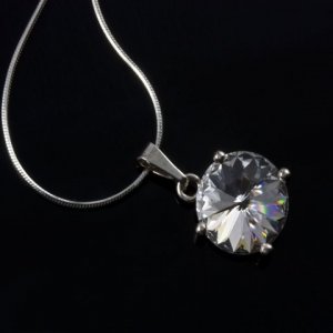 Strieborný náhrdelník s okrúhlym rivoli krištáľom Swarovski Elements; farba: crystal