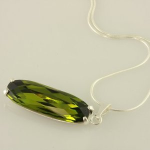 Strieborný náhrdelník so štíhlym oválnym krištáľom Swarovski Elements, farba: olive