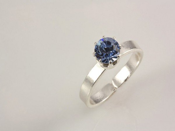 Jednoduchý prsteň s krištáľom; farba: light sapphire