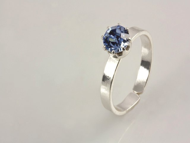 Jednoduchý prsteň s krištáľom; farba: light sapphire