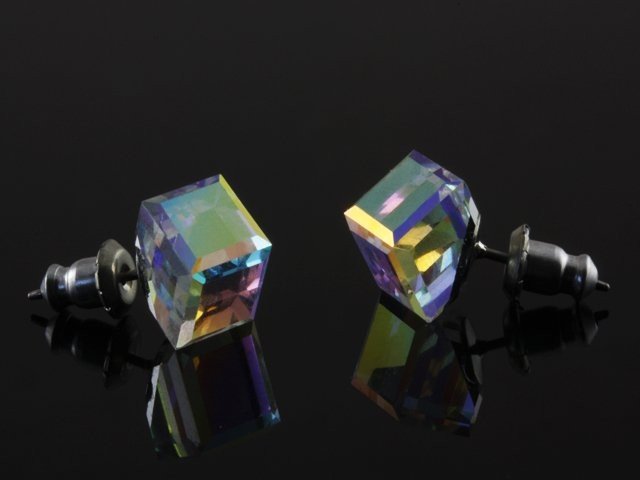 Malé náušnice v tvare kocky, farba: AB crystal