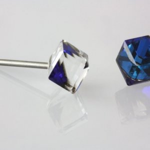 Malé náušnice v tvare kocky, farba: bermuda blue