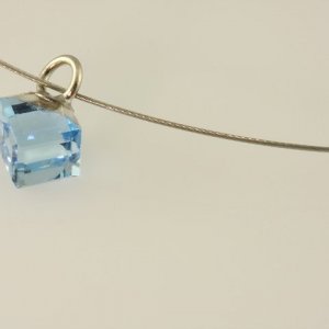 Lanko s príveskom kocky, farba: aquamarine