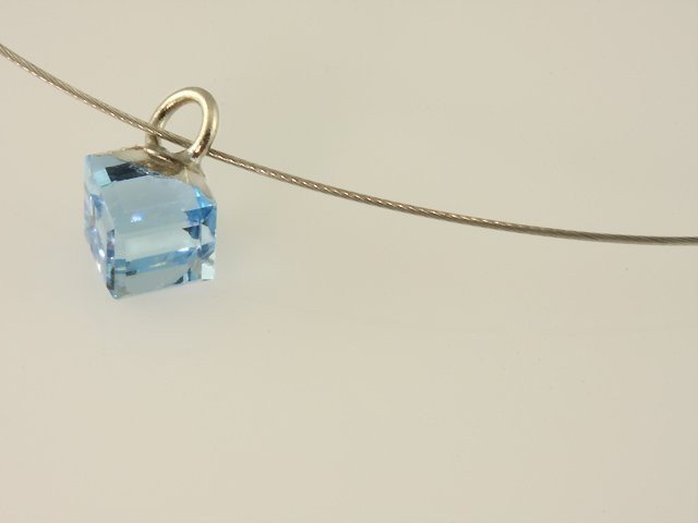 Lanko s príveskom kocky, farba: aquamarine