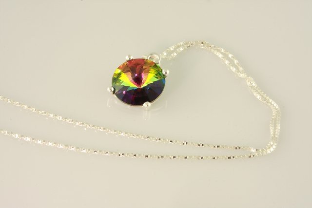 Strieborný náhrdelník s okrúhlym rivoli krištáľom Swarovski Elements, farba: vitrail medium