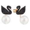 Swarovski náušnice ICONIC SWAN - kov pozlátený ružovým zlatom, čierne kryštály, perly 5193949